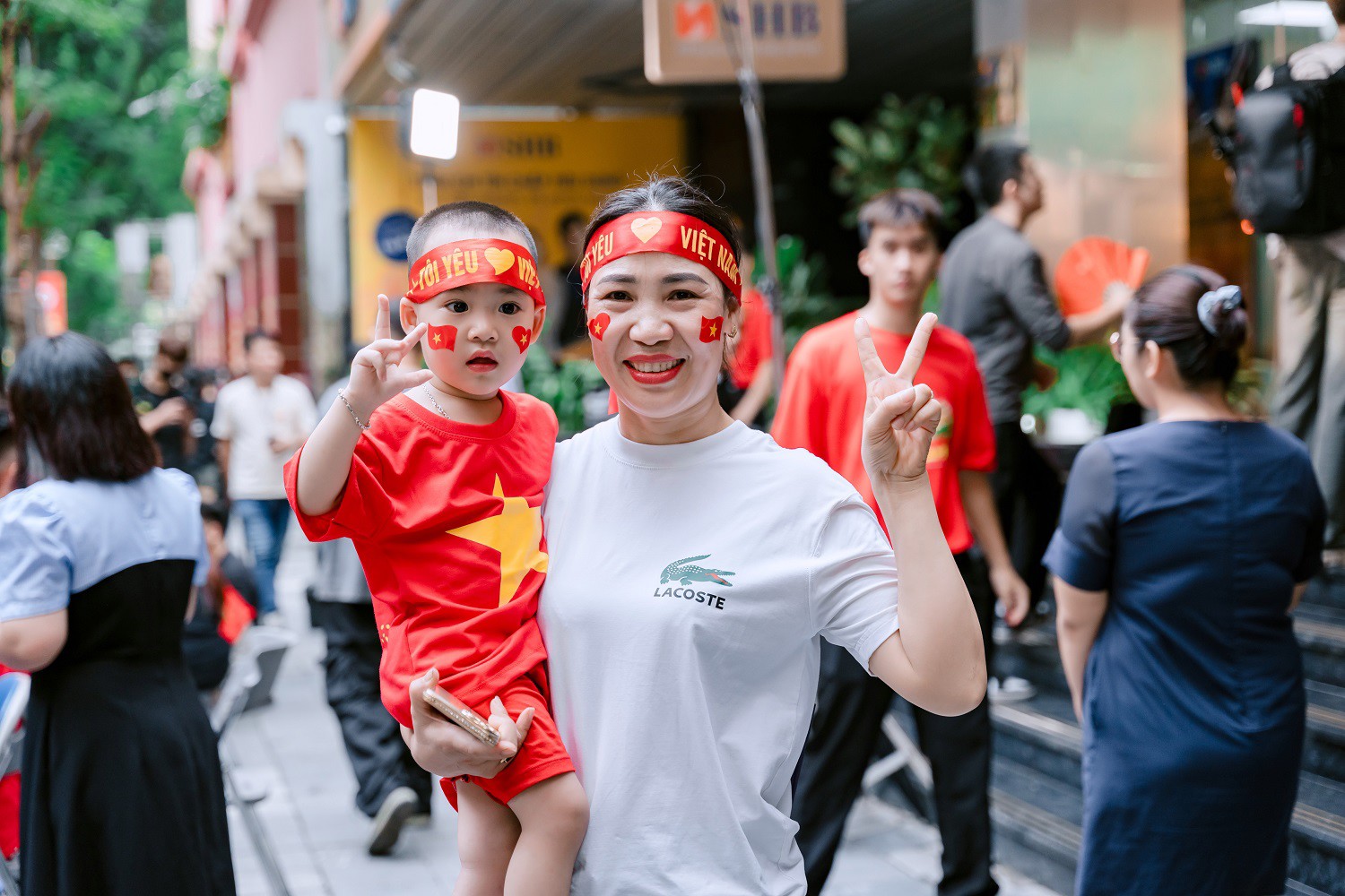 Người dân đổ về photobooth SHB, khoảnh khắc mừng Quốc khánh thêm rộn ràng - 5