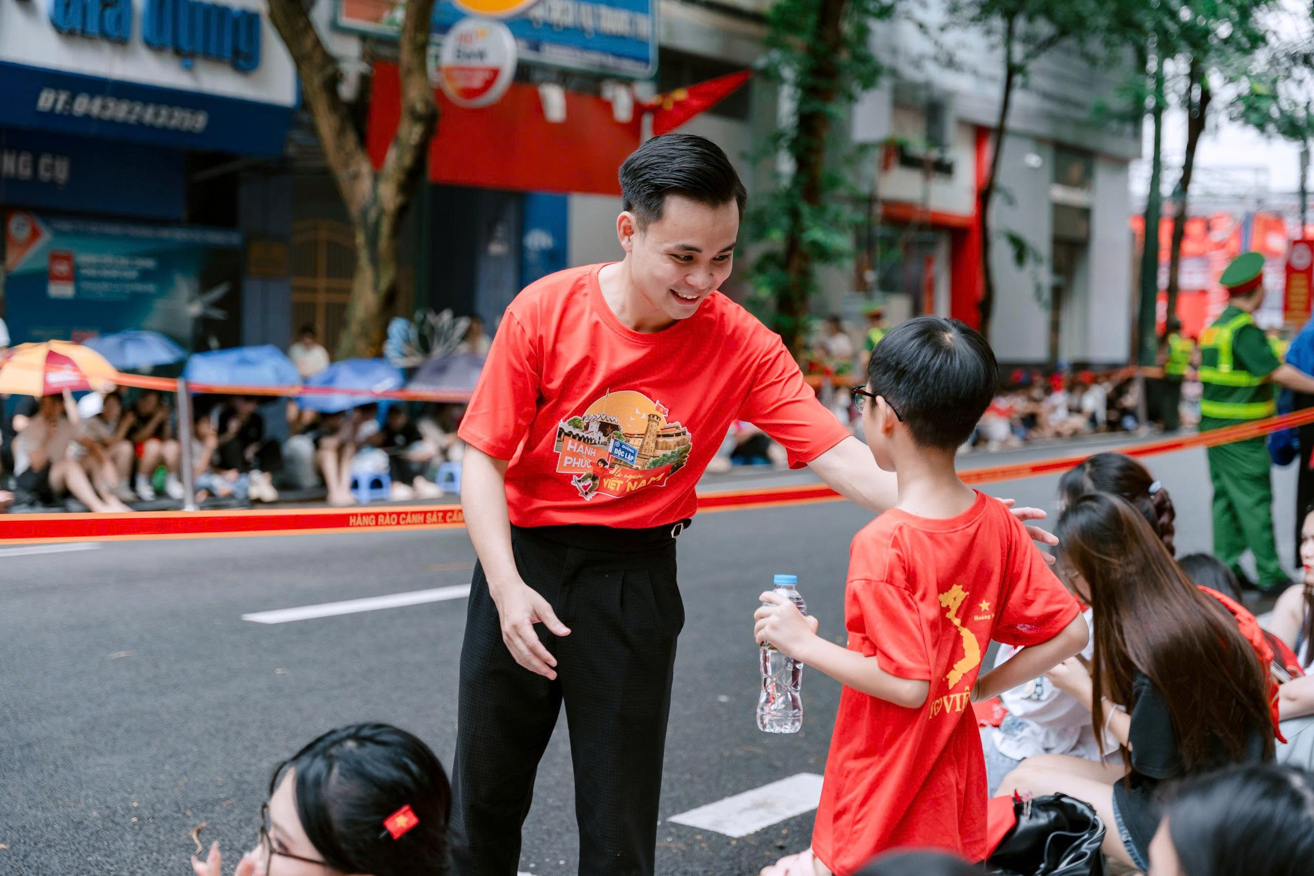 Người dân đổ về photobooth SHB, khoảnh khắc mừng Quốc khánh thêm rộn ràng - 8