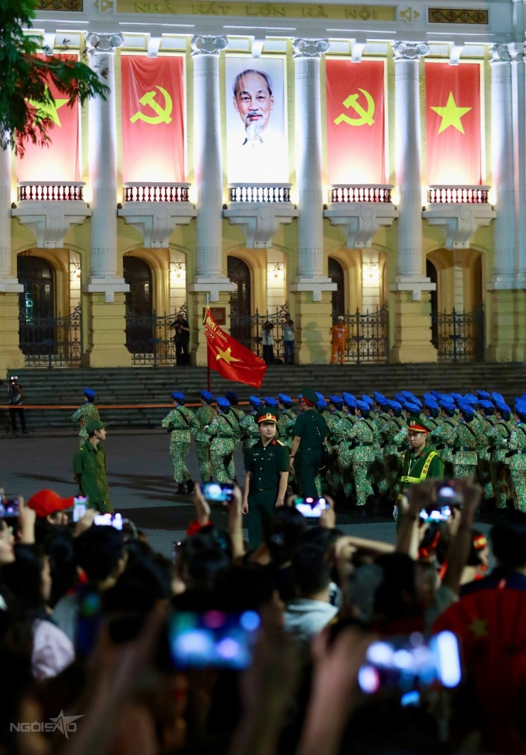 Biển ánh sáng trong sơ duyệt diễu binh - 7