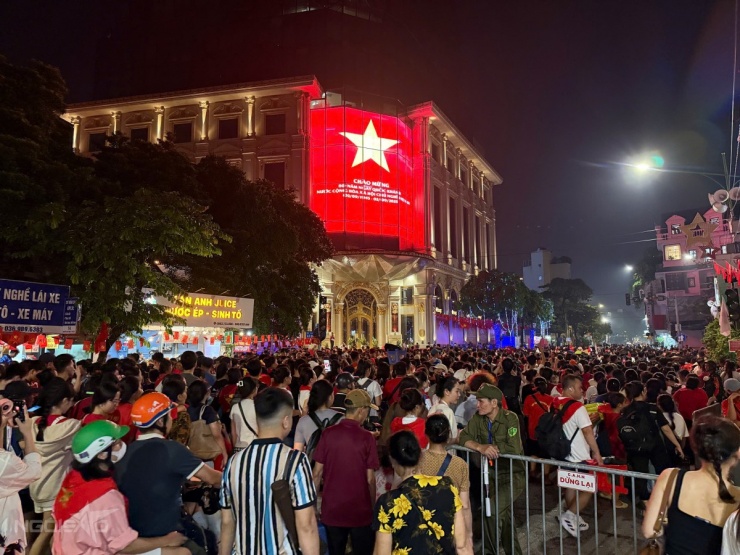 Biển ánh sáng trong sơ duyệt diễu binh - 11
