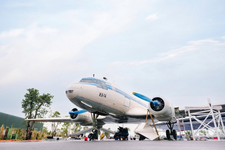 Chiếc máy bay IL-14 số hiệu VN-C482 - từng là chuyên cơ chở Bác Hồ, được Cục Hàng không Việt Nam vận chuyển tới Trung tâm Triển lãm Việt Nam để triển lãm nhân kỷ niệm 80 năm Quốc khánh. Ảnh: PV.