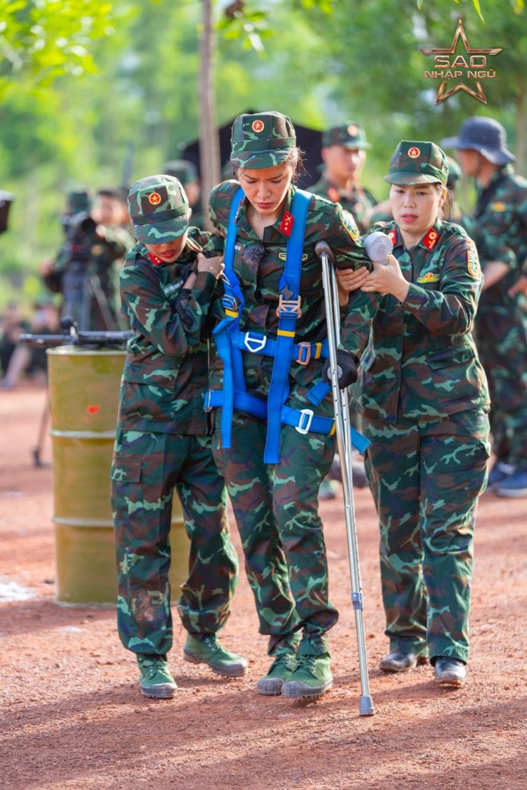 Minh Tú rời Sao nhập ngũ sau chấn thương đứt dây chằng đầu gối.