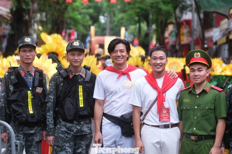 Diễn viên Hiếu Nguyễn, Lâm Thanh Nhã chụp hình cùng lực lượng chức năng tại điểm tập kết.