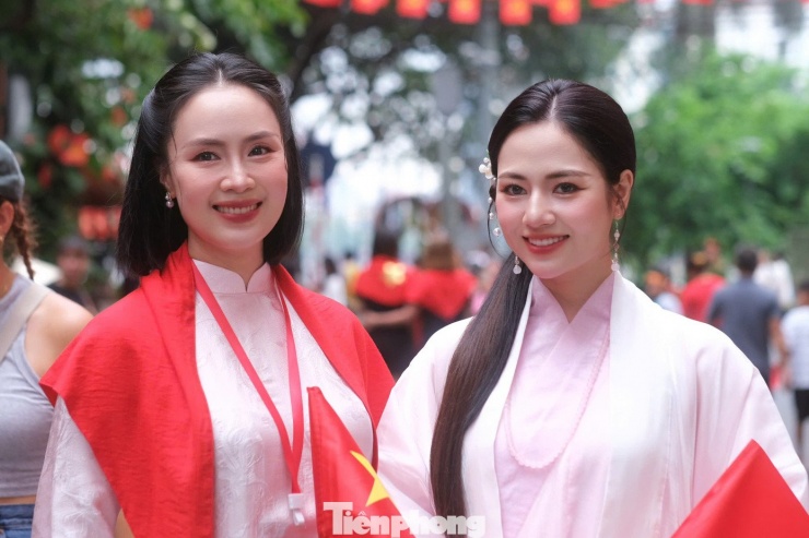 Diễn viên Hồng Diễm (trái), Vũ Việt Hoa mặc trang phục truyền thống. Việt Hoa nói cô gác lại mọi công việc để chuẩn bị thật tốt cho Lễ kỷ niệm, diễu binh, diễu hành 80 năm Cách mạng Tháng tám thành công và Quốc khánh 2/9. "Khi khối văn hóa - thể thao vừa bước xuống xe, người dân cổ vũ rất nhiệt tình, điều đó khiến tôi xúc động. Đây cũng là dịp để anh chị em văn nghệ sĩ từ mọi miền giao lưu", diễn viên Việt Hoa nói với Tiền Phong.