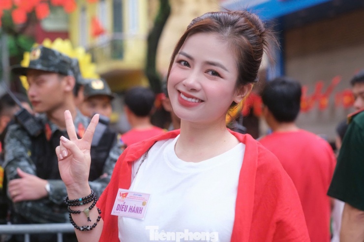 Ca sĩ Dương Hoàng Yến diện áo phông trắng giản dị tại buổi sơ duyệt.