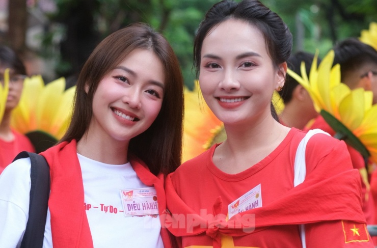 Diễn viên Khả Ngân (trái) và Bảo Thanh. Khả Ngân cho biết đây là lần đầu tiên cô ra Hà Nội vào đúng dịp đại lễ. Nữ diễn viên tự hào được góp một phần nhỏ bé trong lễ kỷ niệm sáng 2/9. Sáng 26/8, Bảo Thanh và Khả Ngân tham gia chương trình viếng Lăng Chủ tịch Hồ Chí Minh và dâng hương tưởng niệm do Bộ Văn hóa, Thể thao và Du lịch phối hợp với Ban quản lý Khu Di tích Chủ tịch Hồ Chí Minh tổ chức.