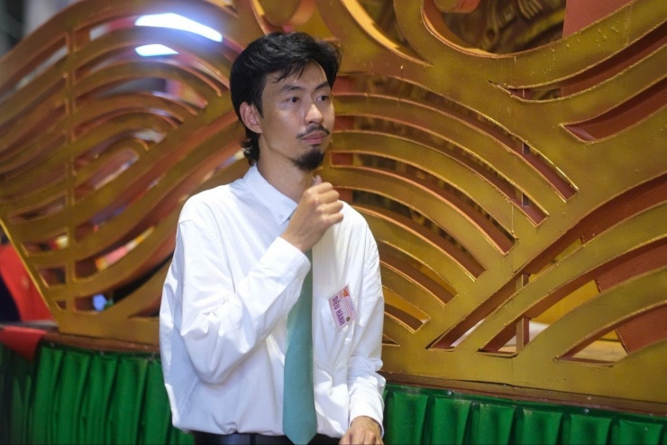 Rapper Đen được khán giả cổ vũ nhiệt tình. Nhiều người hâm mộ bên đường hát theo các bản hit của anh khiến Đen xúc động.
