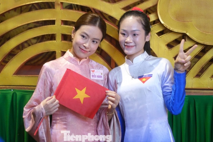 Ca sĩ Hoàng Thùy Linh trước giờ sơ duyệt.