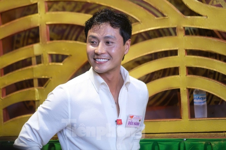 Diễn viên Thanh Sơn cùng nhiều nam diễn viên phim giờ vàng sẽ diễu hành qua Quảng trường Ba Đình.