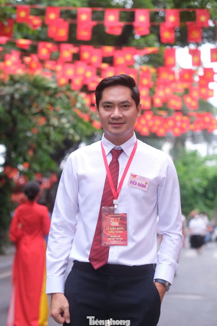 Diễn viên Minh Luân từ TPHCM ra Hà Nội để tham gia khối diễu hành văn hóa - thể thao.