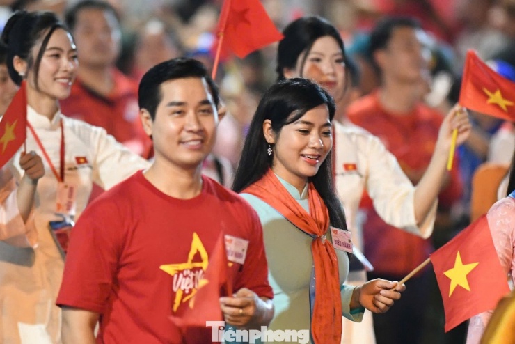 MC Nguyên Khang, diễn viên Đàm Hằng sải bước tại quảng trường lịch sử. Diễn viên Đàm Hằng cho biết hàng chục nghệ sĩ trải qua nhiều buổi tập ở sân Mỹ Đình trước ngày tổng hợp luyện và sơ duyệt. Thời tiết có hôm nắng gắt, lúc lại mưa to nhưng tất cả nhắc nhở nhau phải nghiêm túc, đúng giờ.