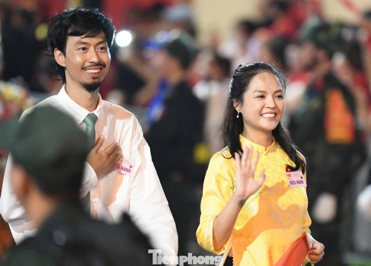 Diễn viên Thu Quỳnh, rapper Đen trong lễ diễu hành.