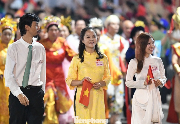 Tại buổi sơ duyệt cấp Nhà nước Lễ kỷ niệm, diễu binh, diễu hành 80 năm Cách mạng Tháng Tám thành công và Quốc khánh 2/9, khối diễu hành quần chúng, văn hóa - thể thao tập kết tại đường Quán Thánh, sau đó di chuyển về Quảng trường Ba Đình. Khối văn hóa - thể thao có sự góp mặt của diễn viên Thu Quỳnh, ca sĩ Trang Pháp, nhạc sĩ Tuấn Cry, diễn viên Việt Hoa, Minh Thu, Tô Dũng, Đỗ Duy Nam...