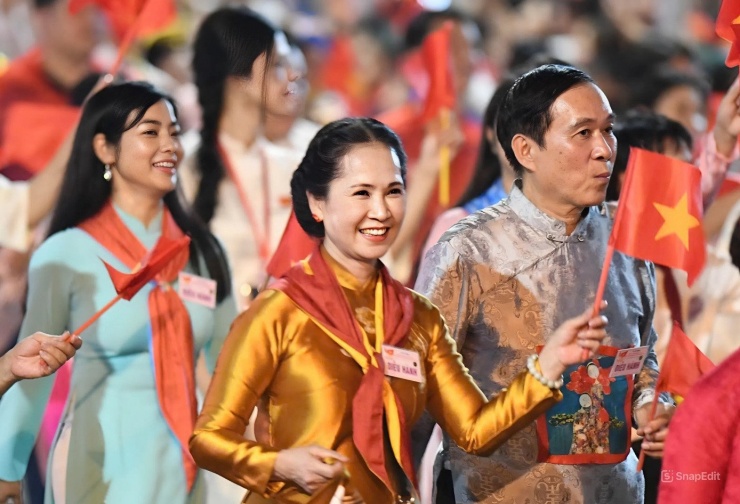 NSND Lan Hương và ông xã - NSƯT Đỗ Kỷ chung niềm tự hào khi tham gia "nhiệm vụ" đặc biệt. NSND Lan Hương nói trong buổi tổng hợp luyện, chị cảm nhận được sự ấm áp của người dân Thủ đô dành cho các nghệ sĩ. Mọi người liên tục hỗ trợ khối diễu hành quạt, nước, dành những lời động viên cho nghệ sĩ.