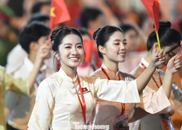 Hoa hậu Việt Nam 2024 Hà Trúc Linh và Á hậu Trần Ngọc Châu Anh, Nguyễn Thị Vân Nhi vẫy cao lá cờ Tổ quốc.