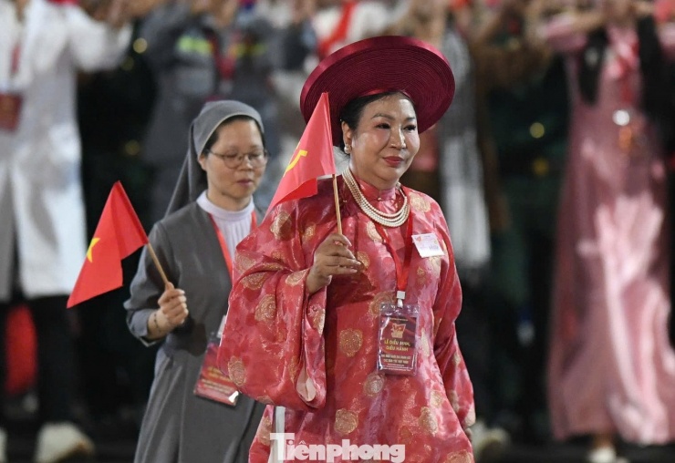Dịp này, số lượng nhân sự tham gia nội dung diễu hành quần chúng tại Lễ kỷ niệm sáng 2/9 là hơn 2.000 người, chia thành 13 khối. Mỗi khối đảm bảo nhân sự thực hiện, dự bị và cán bộ phục vụ.