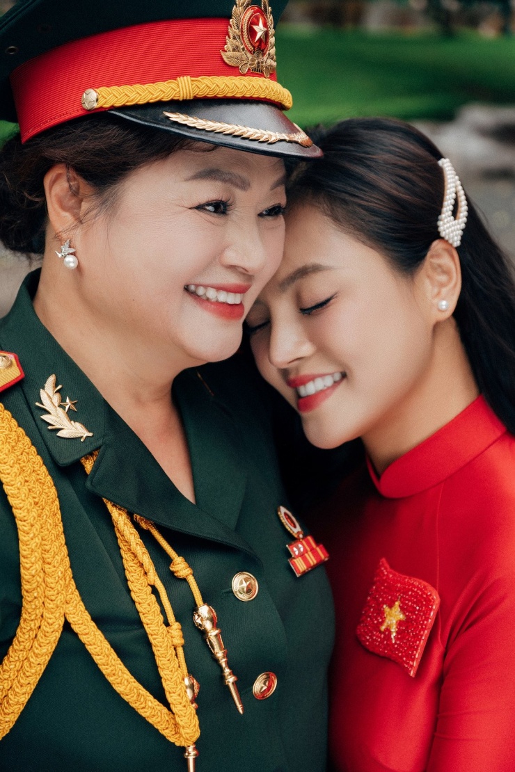 Tôi thấy mẹ mặc quân phục đẹp nhất