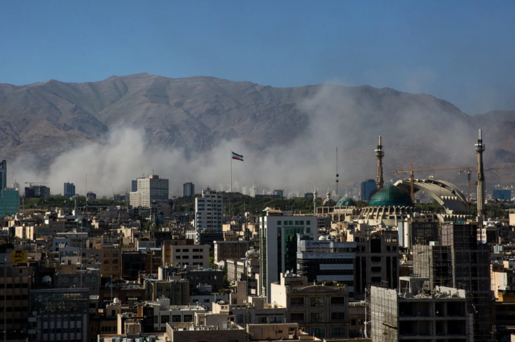 Khói bốc lên sau một vụ nổ do cuộc không kích của Israel vào Tehran, Iran, tháng 6/2025. Ảnh: NY Times