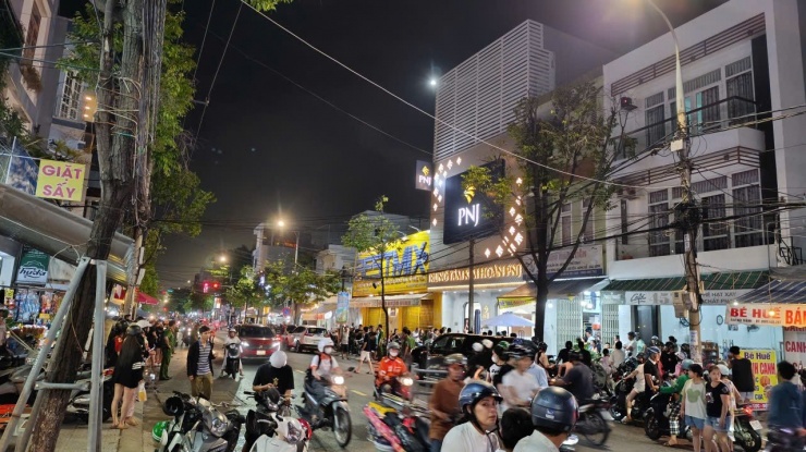 Hiện trường khu vực thời điểm xảy ra vụ cướp cửa hàng vàng.