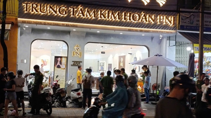 Công an TP Đà Nẵng xuyên đêm điều tra, truy xét nghi phạm thực hiện vụ cướp.