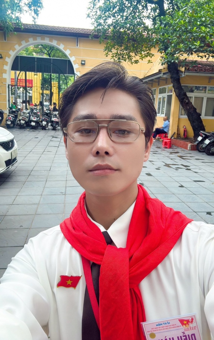 Ca sĩ - nhạc sĩ Tăng Duy Tân khoe ảnh đã có mặt ở Hà Nội chuẩn bị cho đại lễ.