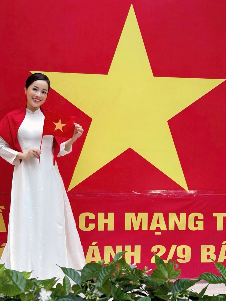 Đại uý công an Minh Hương rạng rỡ trong bộ ảnh mừng Quốc khánh.&nbsp;