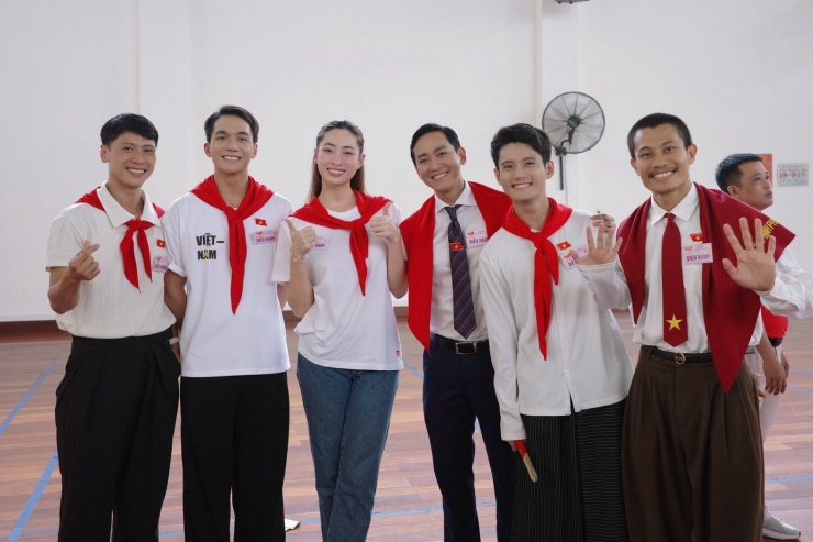 Cô check-in cùng dàn sao phim "Mưa đỏ".