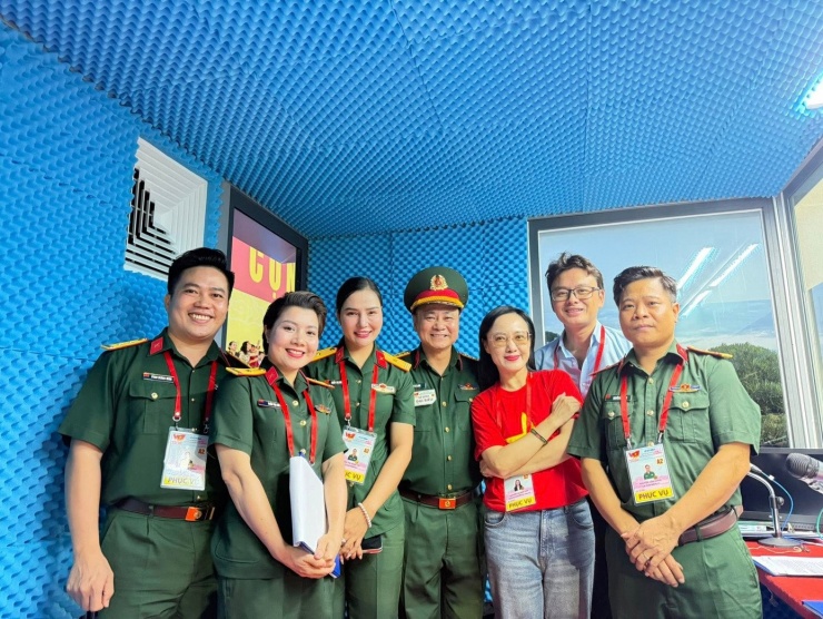 Có mặt tại sự kiện, NSND Tự Long lưu lại những khoảnh khắc cùng đội hồng kỳ và các BTV, MC chương trình.