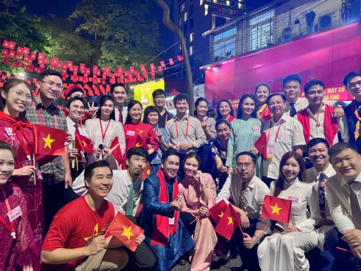 Dương Hoàng Yến đi lạc vào Khối Thiếu Nhi ở Sơ duyệt - 11