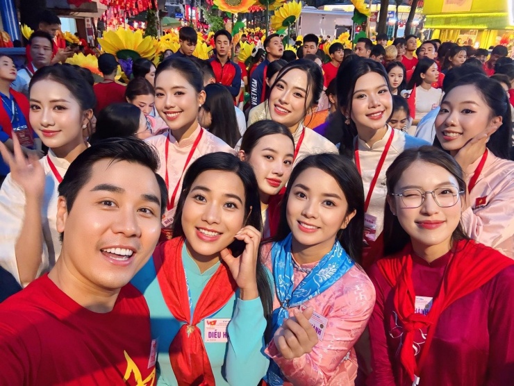 MC Nguyên Khang tham gia sơ duyệt cùng dàn diễn viên phim giờ vàng, Hoa hậu Hà Trúc Linh, Á hậu Châu Anh, Á hậu Vân Nhi và các người đẹp của cuộc thi Hoa hậu Việt Nam 2024.