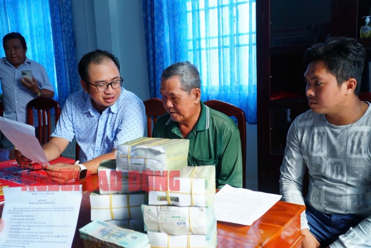 Ông Ba Minh - nhân vật đang &#34;nóng&#34; trên mạng xã hội - nhận gần 1,6 tỉ đồng từ 2 Facebooker - 3