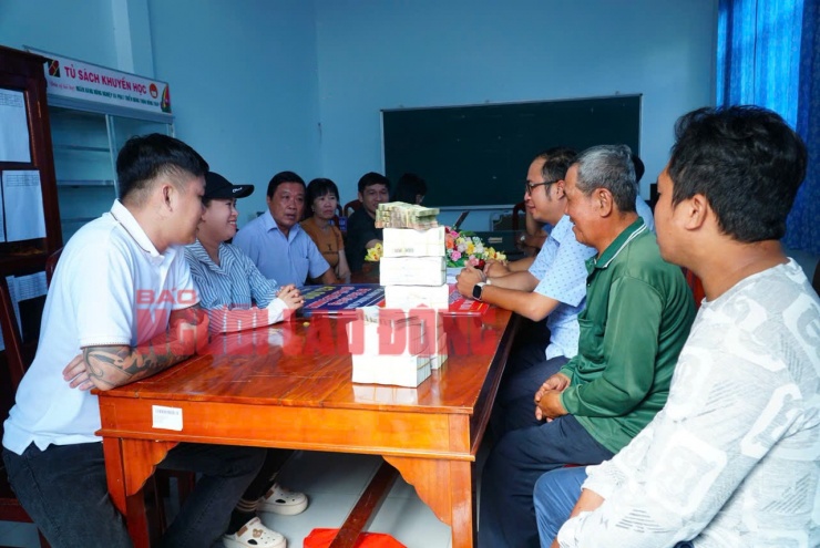 Ông Ba Minh - nhân vật đang &#34;nóng&#34; trên mạng xã hội - nhận gần 1,6 tỉ đồng từ 2 Facebooker - 5
