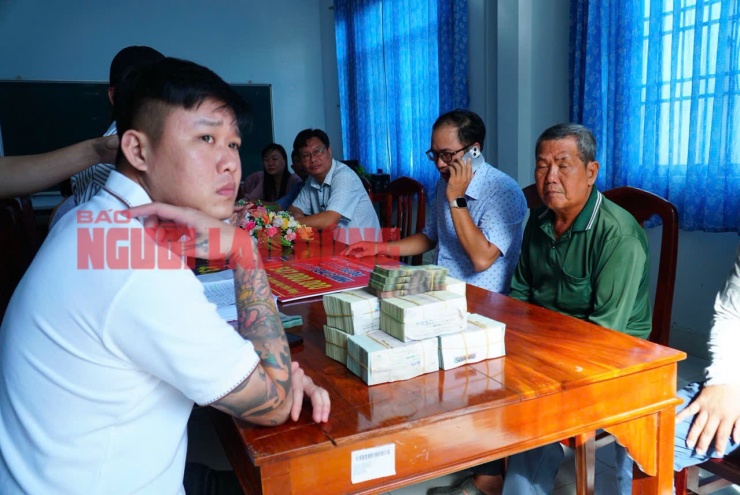 Ông Ba Minh - nhân vật đang &#34;nóng&#34; trên mạng xã hội - nhận gần 1,6 tỉ đồng từ 2 Facebooker - 4