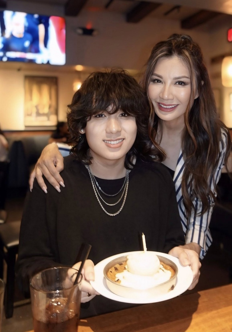 Trizzie Phương Trinh mừng con út Colin tròn 19 tuổi.