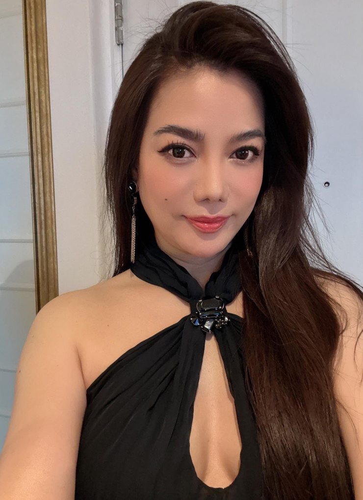 Trương Ngọc Ánh được khen trẻ đẹp, sexy khi mặc váy cổ yếm khoét ngực chụp ảnh selfie.
