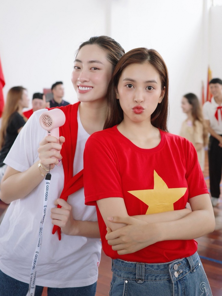 Lương Thùy Linh (trái) và Tiểu Vy hào hứng tham gia sơ luyện diễu binh, diễu hành mừng đại lễ 2/9 ở Hà Nội.