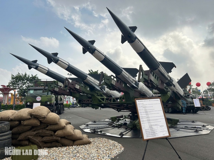 Dàn tên lửa trưng bày tại triển lãm