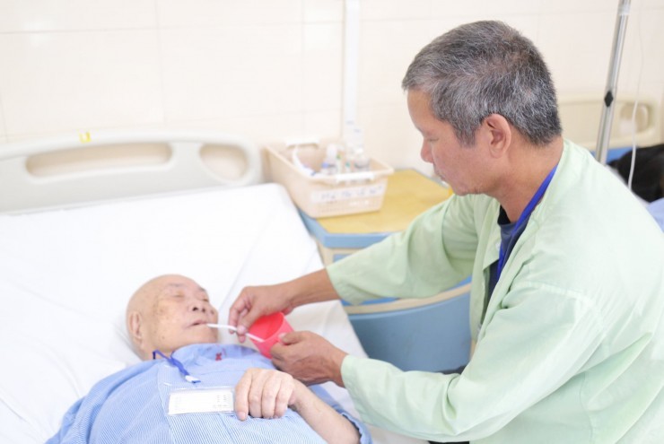 Phẫu thuật thành công cho cụ bà gần 100 tuổi mắc ung thư trực tràng