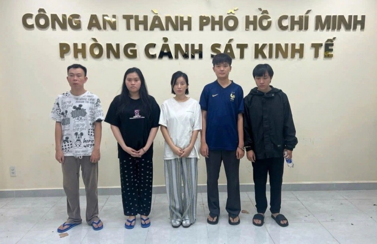 Ngọc Anh (áo trắng, đứng giữa) và các đối tượng ở cơ sở kinh doanh "Lava" bị khởi tố vì hành vi buôn bán "khí cười". (Ảnh: Công an cung cấp cho báo chí)