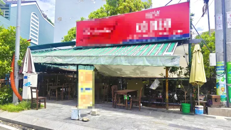 Quán ăn CH bị nhóm hơn 10 người hành hung khách, chủ quán và nhân viên ở phường Hiệp Bình, TP.HCM. Ảnh: PHẠM HẢI