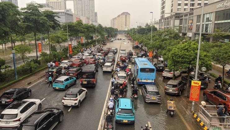 Cảnh kỳ lạ ở Hà Nội, trời nắng ráo, ô tô vẫn bì bõm 'bơi' trên đường Võ Chí Công - 1