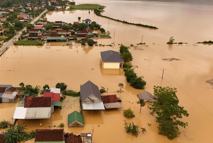 Cảnh nước lũ đục ngầu bủa vây xã miền núi Nghệ An