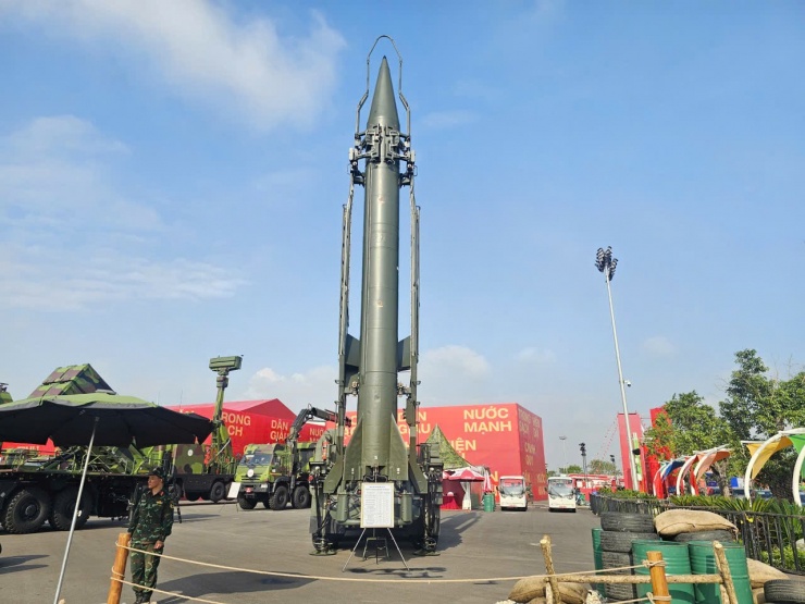 Cận cảnh dàn xe tăng, xe thiết giáp, ngư lôi lần đầu xuất hiện tại triển lãm lớn nhất lịch sử - 2