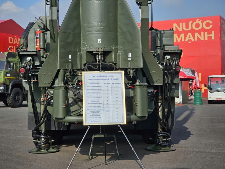 Tên lửa được trưng bày khu vực ngoài trời