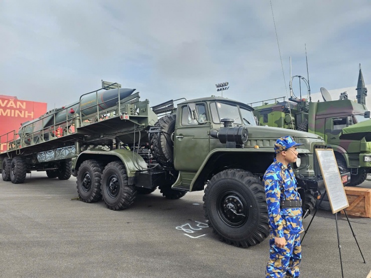 Cận cảnh dàn xe tăng, xe thiết giáp, ngư lôi lần đầu xuất hiện tại triển lãm lớn nhất lịch sử - 10