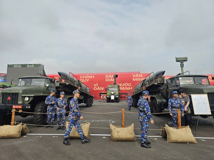 Một tên lửa khác được trưng bày tại triển lãm