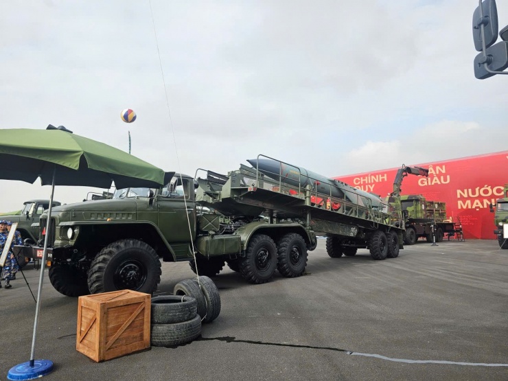 Cận cảnh dàn xe tăng, xe thiết giáp, ngư lôi lần đầu xuất hiện tại triển lãm lớn nhất lịch sử - 12