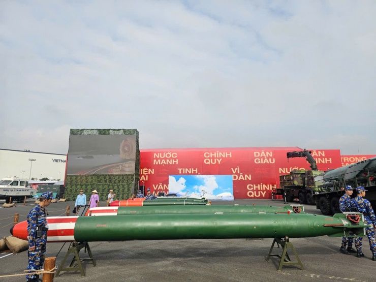 Cận cảnh dàn xe tăng, xe thiết giáp, ngư lôi lần đầu xuất hiện tại triển lãm lớn nhất lịch sử - 15