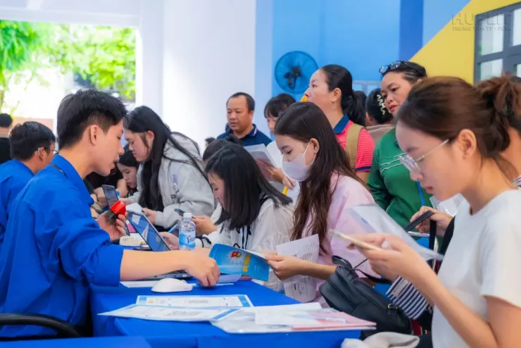 Phụ huynh, thí sinh làm thủ tục nhập học sau khi trúng tuyển đợt 1 tại Trường ĐH Ngoại ngữ – Tin học TP.HCM. Ảnh: NT