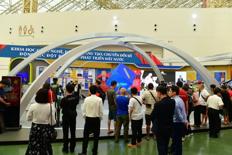 Trình diễn robot, UAV 'Make in Viet Nam' tại triển lãm khoa học công nghệ - 1